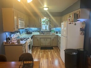 12133 W Bluemound Rd in Wauwatosa, WI - Building Photo - Building Photo