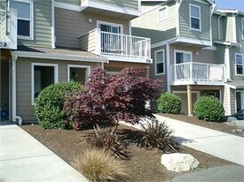 1890 SW Scenic Heights St in Oak Harbor, WA - Building Photo