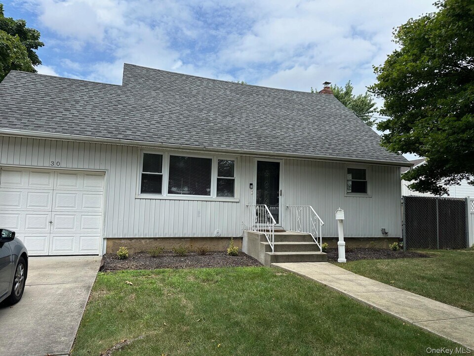 30 Meade Ave in Bethpage, NY - Building Photo