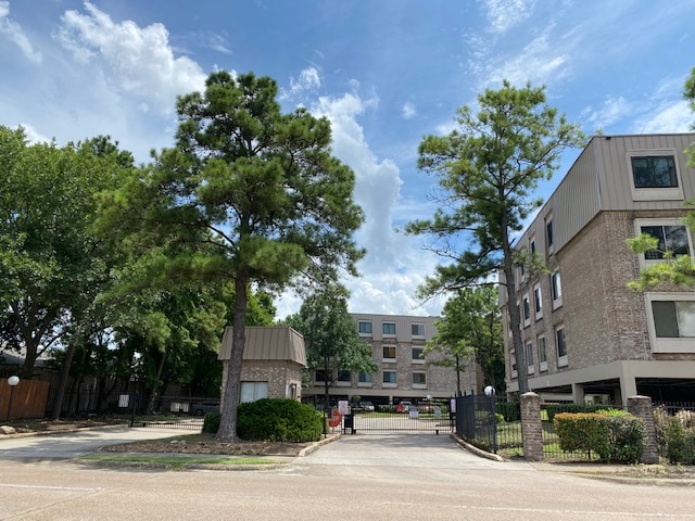 2207 S Braeswood Blvd in Houston, TX - Building Photo - Building Photo
