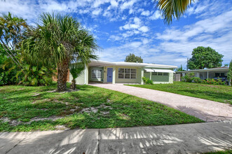 2315 NE 4th Ave in Boca Raton, FL - Foto de edificio - Building Photo