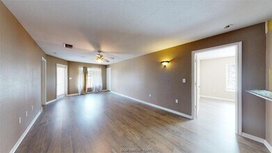 523 Southwest Pkwy, Unit 204 in College Station, TX - Foto de edificio - Building Photo