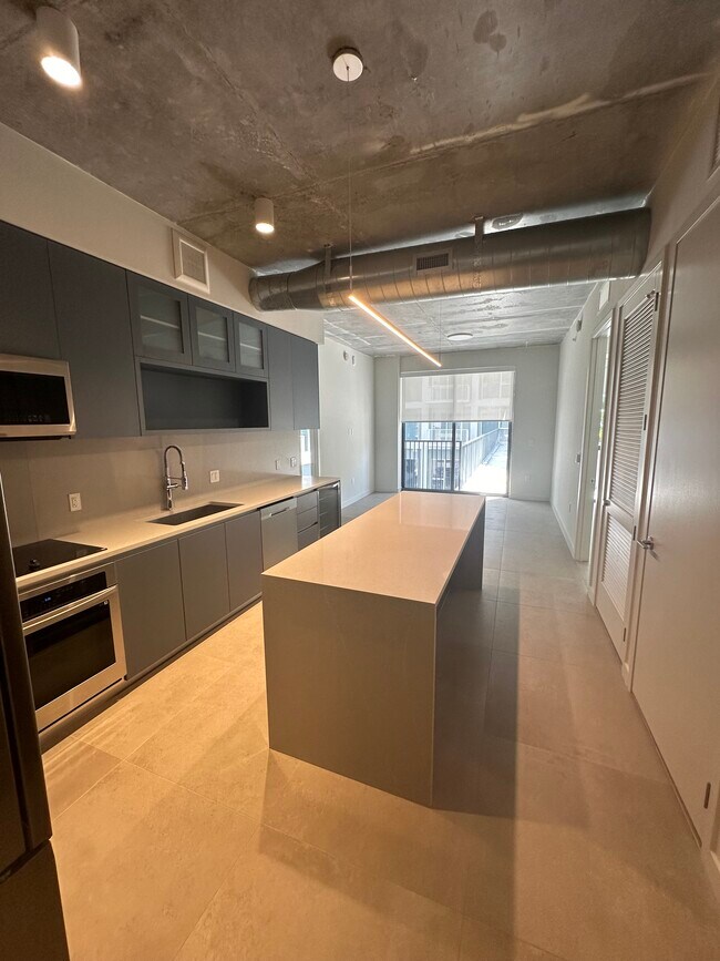 198 NW 24th St, Unit B2 in Miami, FL - Foto de edificio - Building Photo
