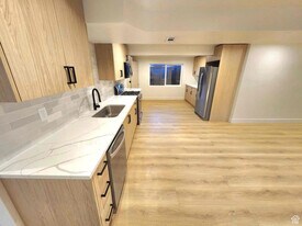 10074 Countrywood Dr in Sandy, UT - Building Photo