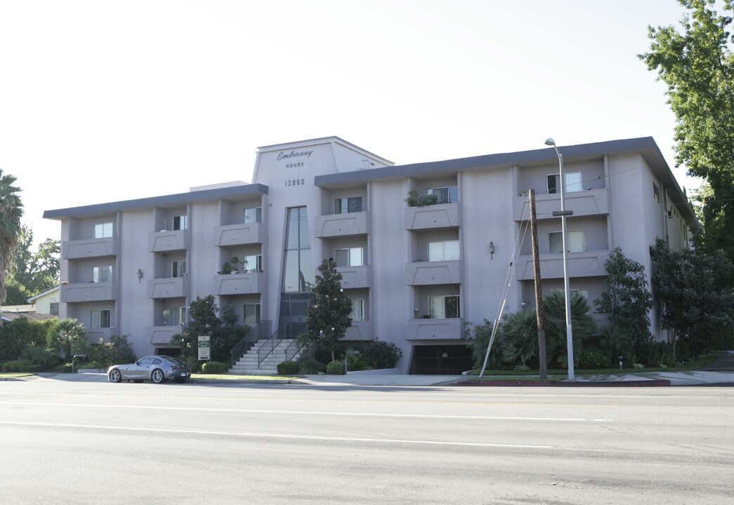 Embassy House Apartments in Sherman Oaks, CA - Building Photo