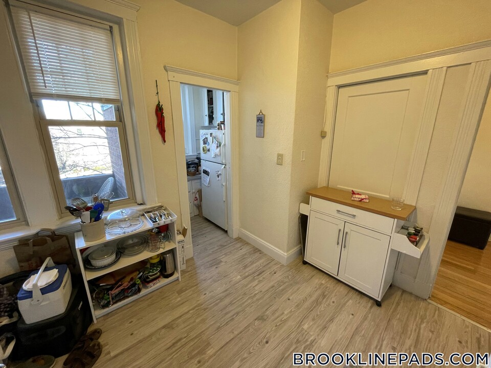 16 Alton Pl in Brookline, MA - Building Photo