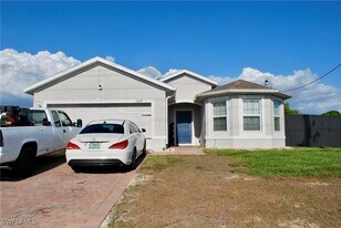 1217 Santa Barbara Blvd N in Cape Coral, FL - Building Photo