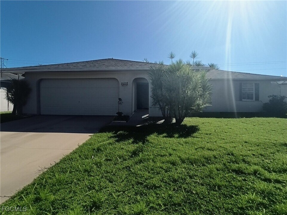 1815 SE 11th Ave in Cape Coral, FL - Building Photo