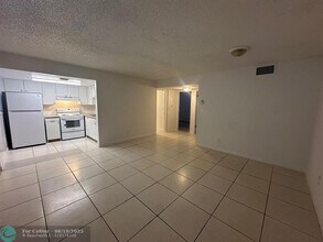 6001 NW 7th St in Margate, FL - Building Photo - Building Photo