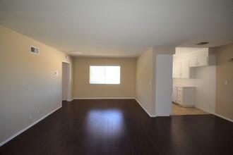 The Californian Apartments in Newhall, CA - Building Photo - Building Photo