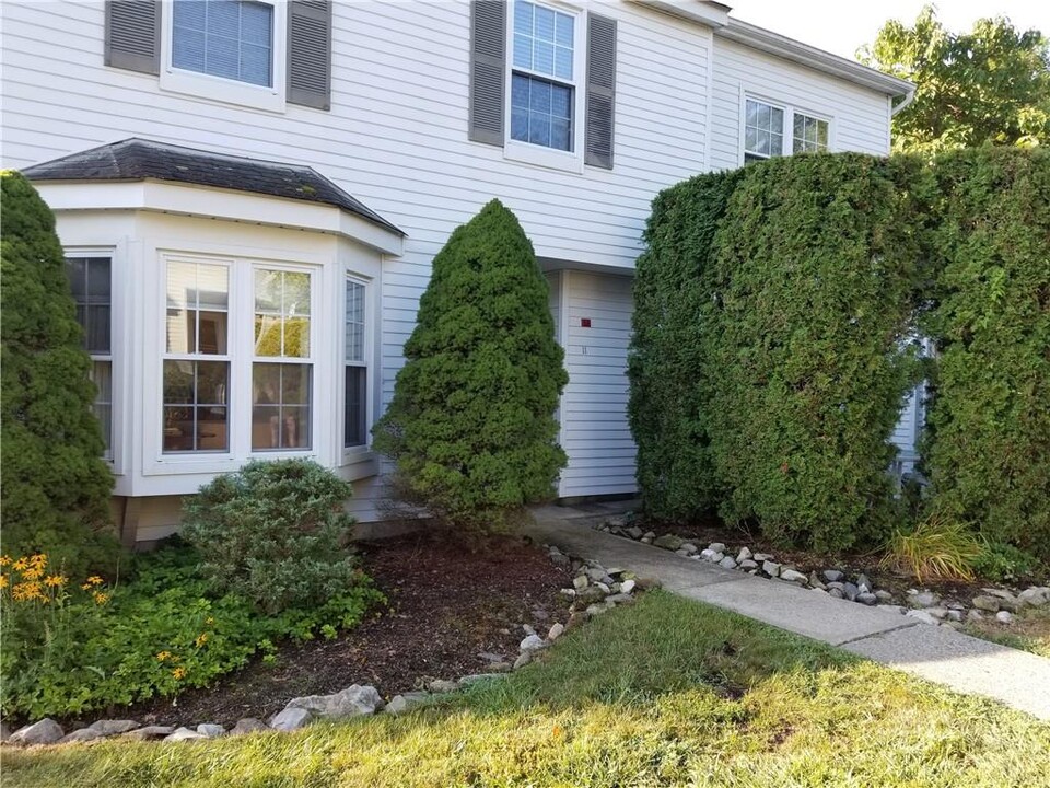 11 Weathervane Way in Warwick, NY - Building Photo