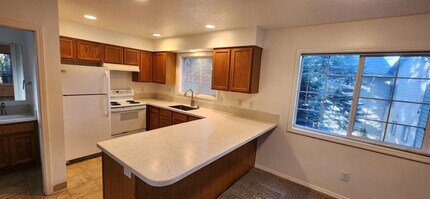 12331 SE Whitcomb Dr., Unit Unit #2 in Milwaukie, OR - Building Photo - Building Photo