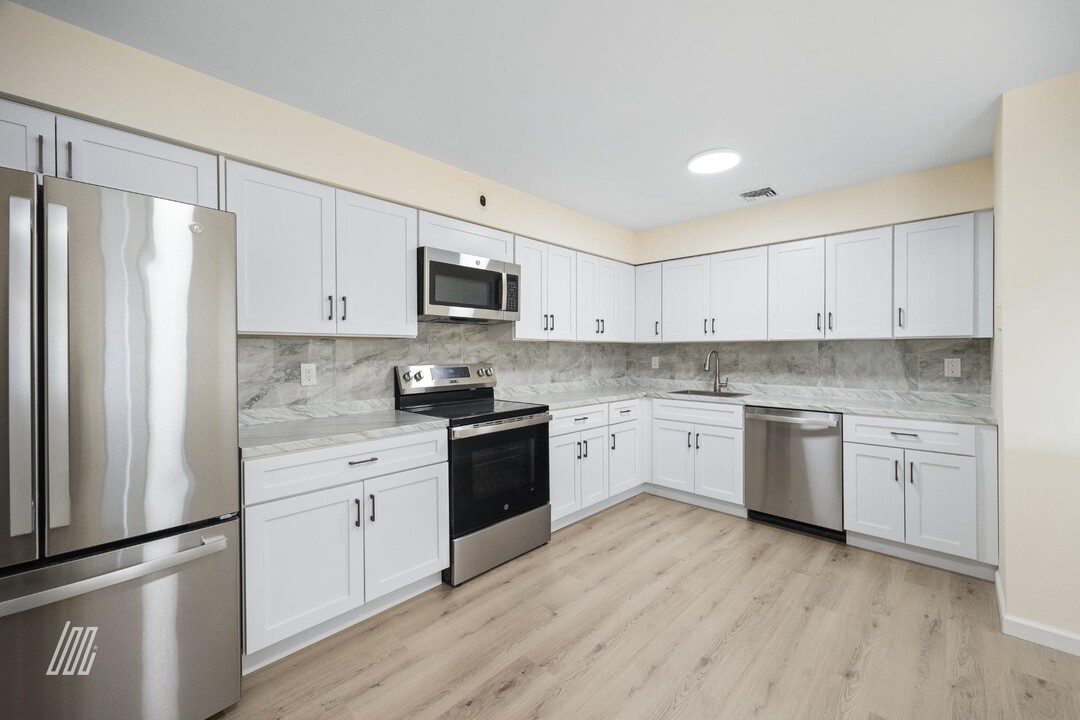 62 Edgewater Pl in Edgewater, NJ - Building Photo