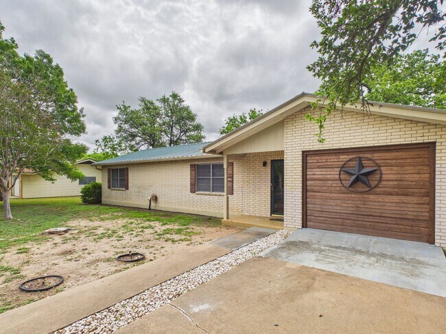 207 Skylark Dr in Fredericksburg, TX - Building Photo - Building Photo