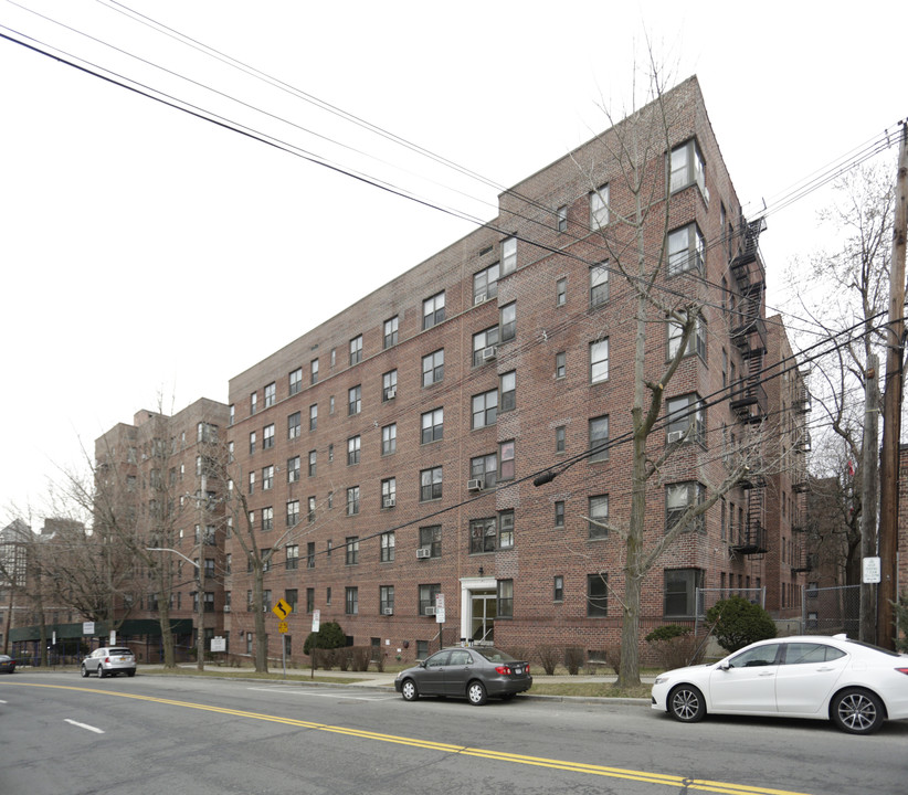 Gedney House in White Plains, NY - Building Photo