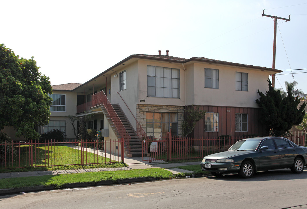 216 E Burnett St in Long Beach, CA - Building Photo