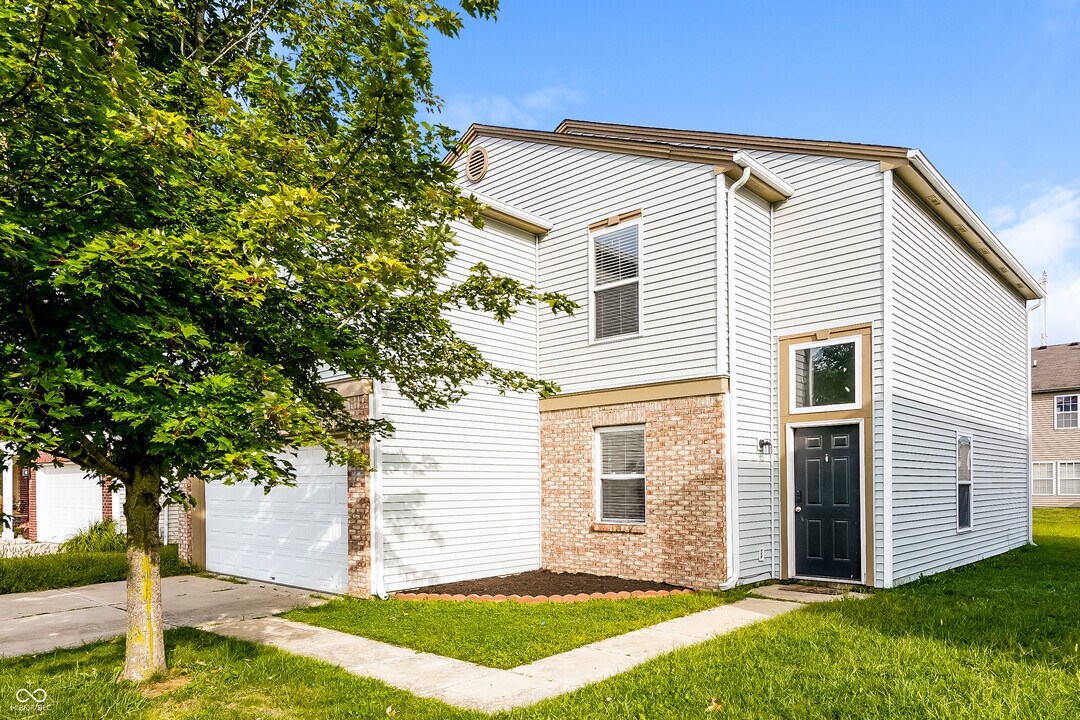 8346 Ash Grove Dr in Indianapolis, IN - Building Photo