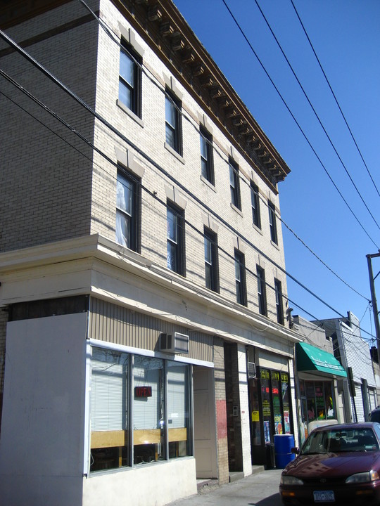 176 N Main St in Freeport, NY - Building Photo