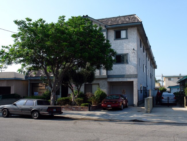 4016 W. 137th St. in Hawthorne, CA - Foto de edificio - Building Photo