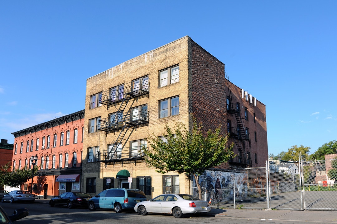 205 Monticello Ave in Jersey City, NJ - Foto de edificio