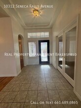 10312 Seneca Falls Ave in Bakersfield, CA - Foto de edificio - Building Photo
