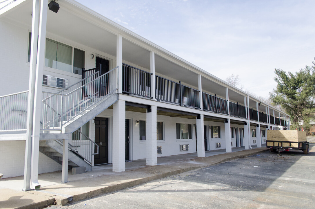 The Meadows Apartments in Charlottesville, VA - Foto de edificio