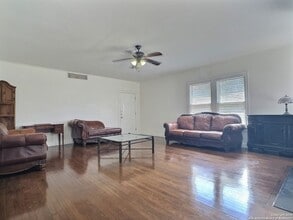119 E Ridgewood Ct in San Antonio, TX - Foto de edificio - Building Photo