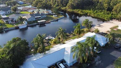 26645 County Rd 561 in Tavares, FL - Foto de edificio - Building Photo