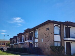 Hacienda Apartments in San Antonio, TX - Foto de edificio - Building Photo