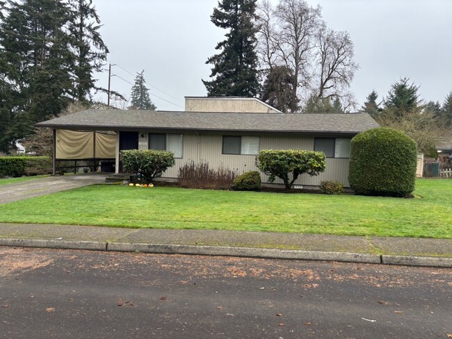 5495 SE Gill St in Milwaukie, OR - Foto de edificio - Building Photo