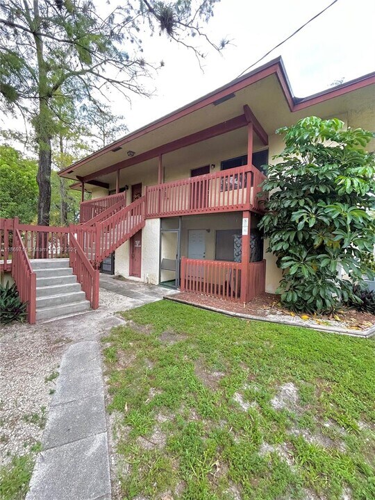 2010 NW 43 Terrace in Lauderhill, FL - Building Photo