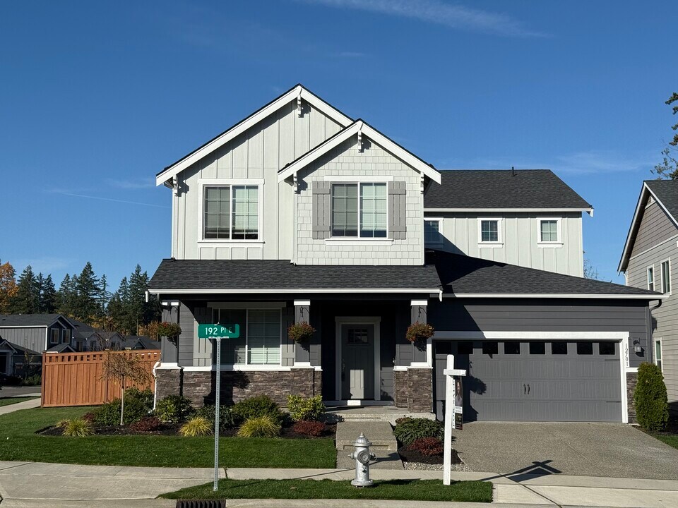 12701 192nd Pl E in Bonney Lake, WA - Foto de edificio