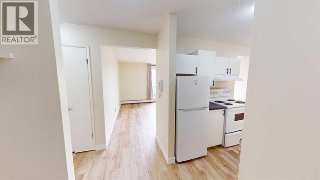 10222-10105 105 Ave in Grande Prairie, AB - Building Photo - Building Photo