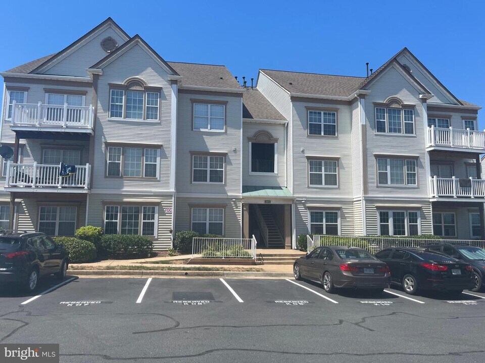 21855 Locomotive Terrace in Sterling, VA - Foto de edificio