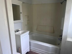 613 Harrison Ln in Wharton, TX - Building Photo - Building Photo
