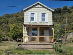 302 1st St in West Elizabeth, PA - Foto de edificio - Building Photo