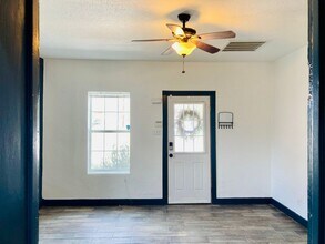 104 E Waco St in Marfa, TX - Foto de edificio - Building Photo