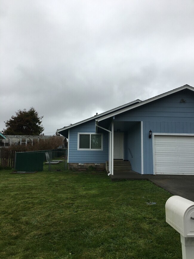 2710 Oliver Ave in Crescent City, CA - Building Photo - Building Photo