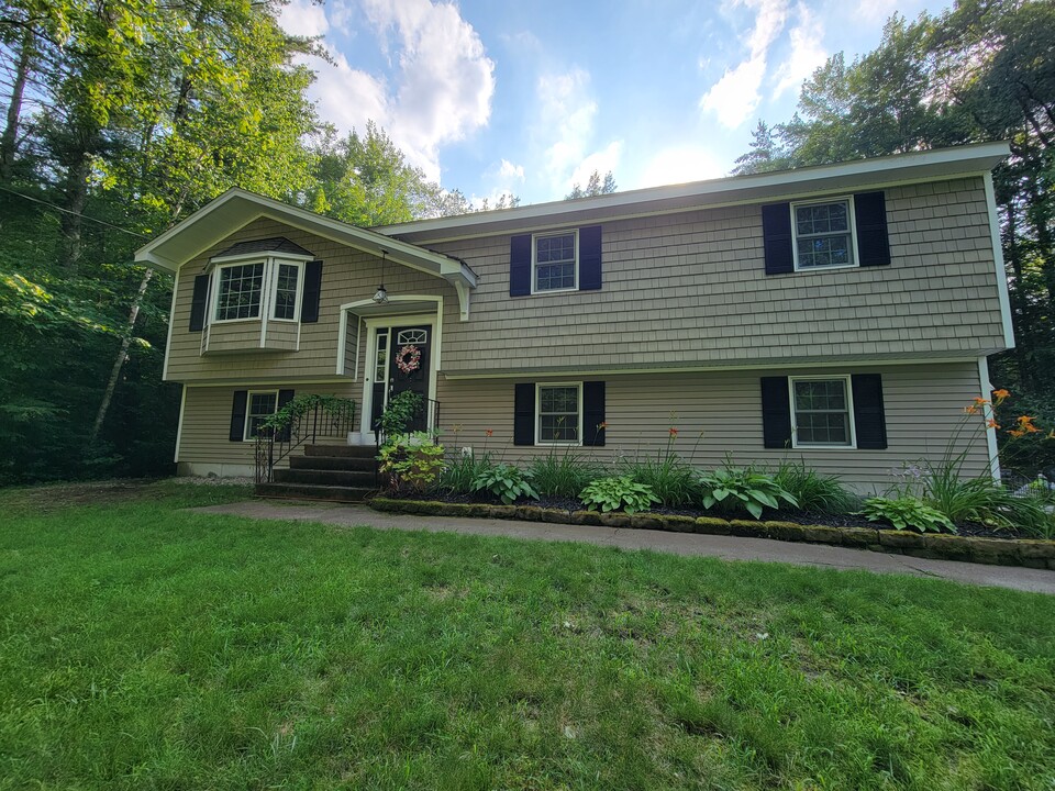 42 Forest Dr in Bedford, NH - Building Photo