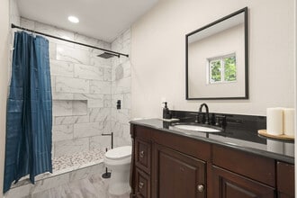 1307 Diplomat Way in Houston, TX - Foto de edificio - Building Photo