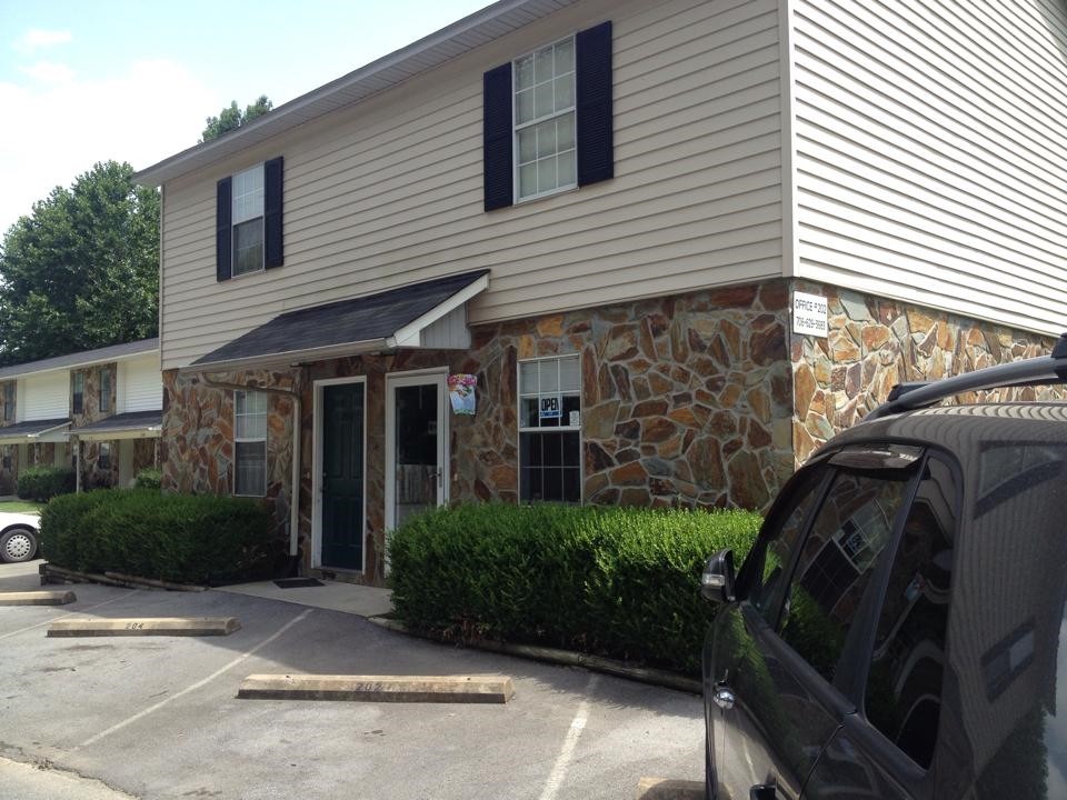 Meadowbrook Apartments in Calhoun, GA - Building Photo