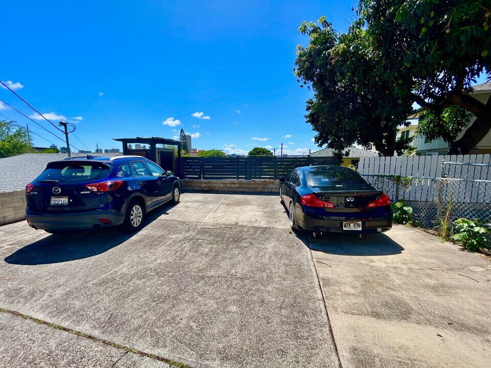1226 St Louis Dr in Honolulu, HI - Building Photo