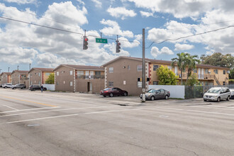 990 W 29th St in Hialeah, FL - Foto de edificio - Building Photo