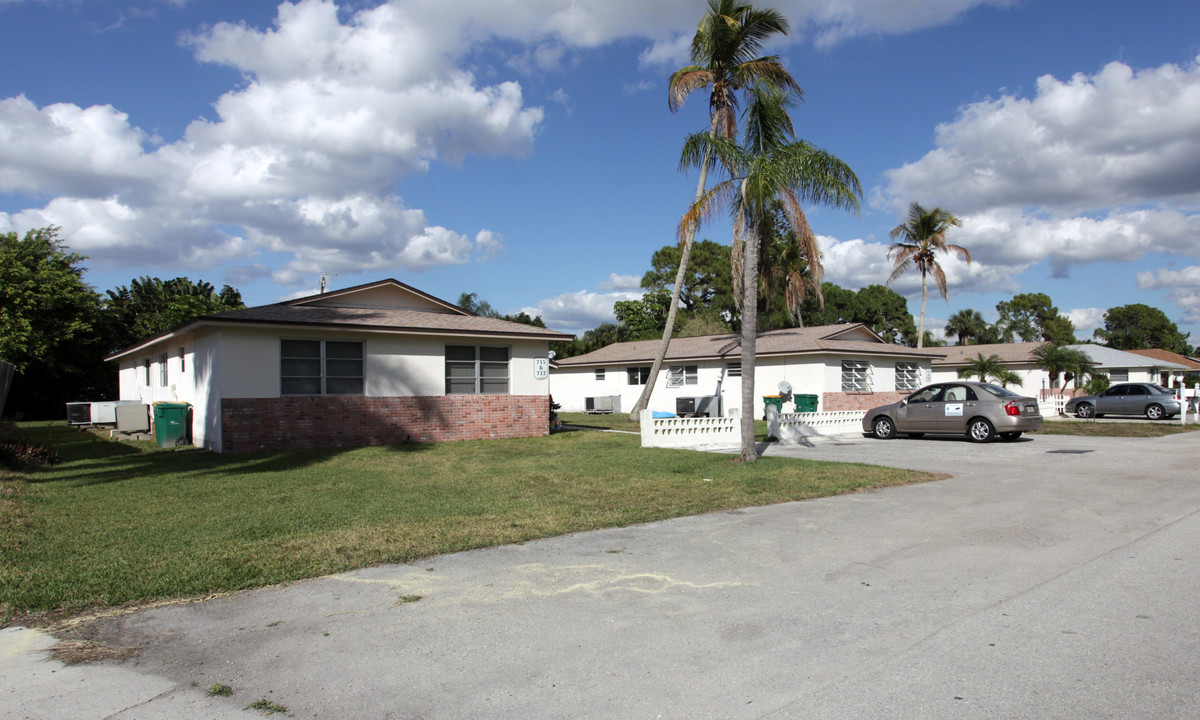 715-725 N 94th Ave in Naples, FL - Building Photo