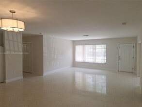 5600 SW 64th Pl in South Miami, FL - Building Photo - Building Photo