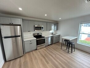 300 Oak St, Unit A in New Smyrna Beach, FL - Building Photo - Building Photo