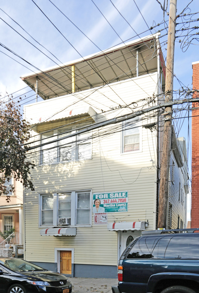 32-16 105th St in Flushing, NY - Building Photo - Primary Photo