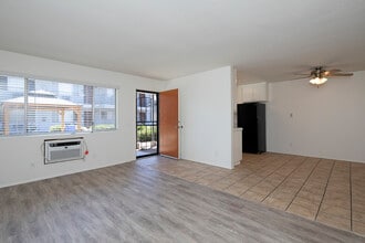 Oakdale Apartments in El Cajon, CA - Building Photo - Building Photo