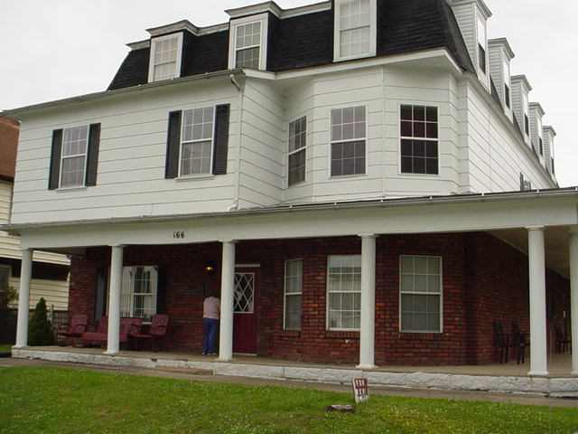 166 W 2nd St in Ceredo, WV - Foto de edificio - Building Photo