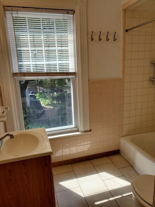 27 Hammond St, Unit 2 in Cambridge, MA - Foto de edificio - Building Photo